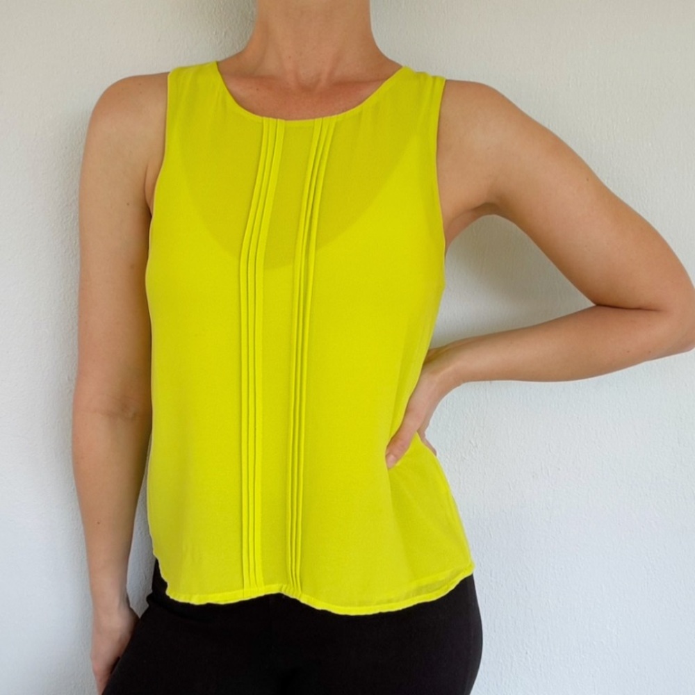Naked Zebra chartreuse green sleeveless chiffon pleated front blouse size small